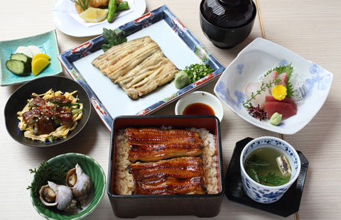 割烹 若竹 江戸前の味 活うなぎ 活どぜう 熟成ふぐなど季節ごとに厳選された素材を取り揃えております